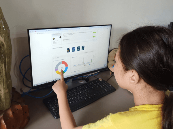 Bảo An xem báo cáo trên TAK12